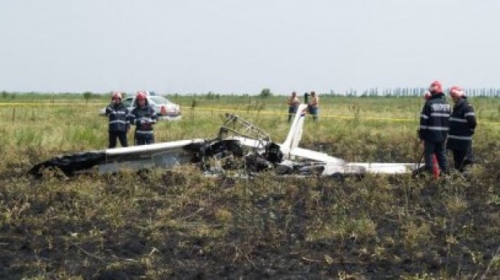 Un avion militar s-a prăbuşit lângă Craiova. Pilotul a murit, a doua persoană s-a catapultat